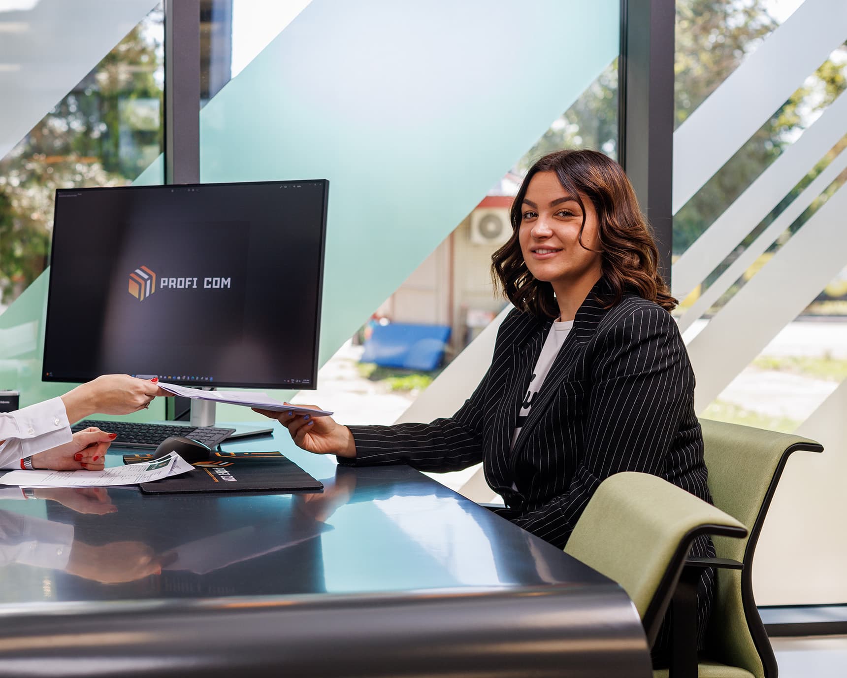 Klijent u razgovoru sa zaposlenom u kancelariji računovodstvene agencije PROFI COM iz Nikšića