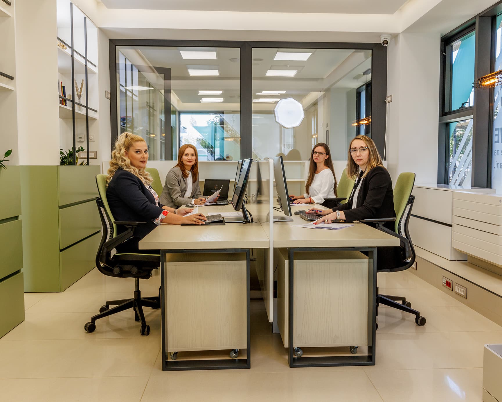 Zaposleni u PROFI COM agenciji u svojoj modernoj kancelariji u Nikšiću