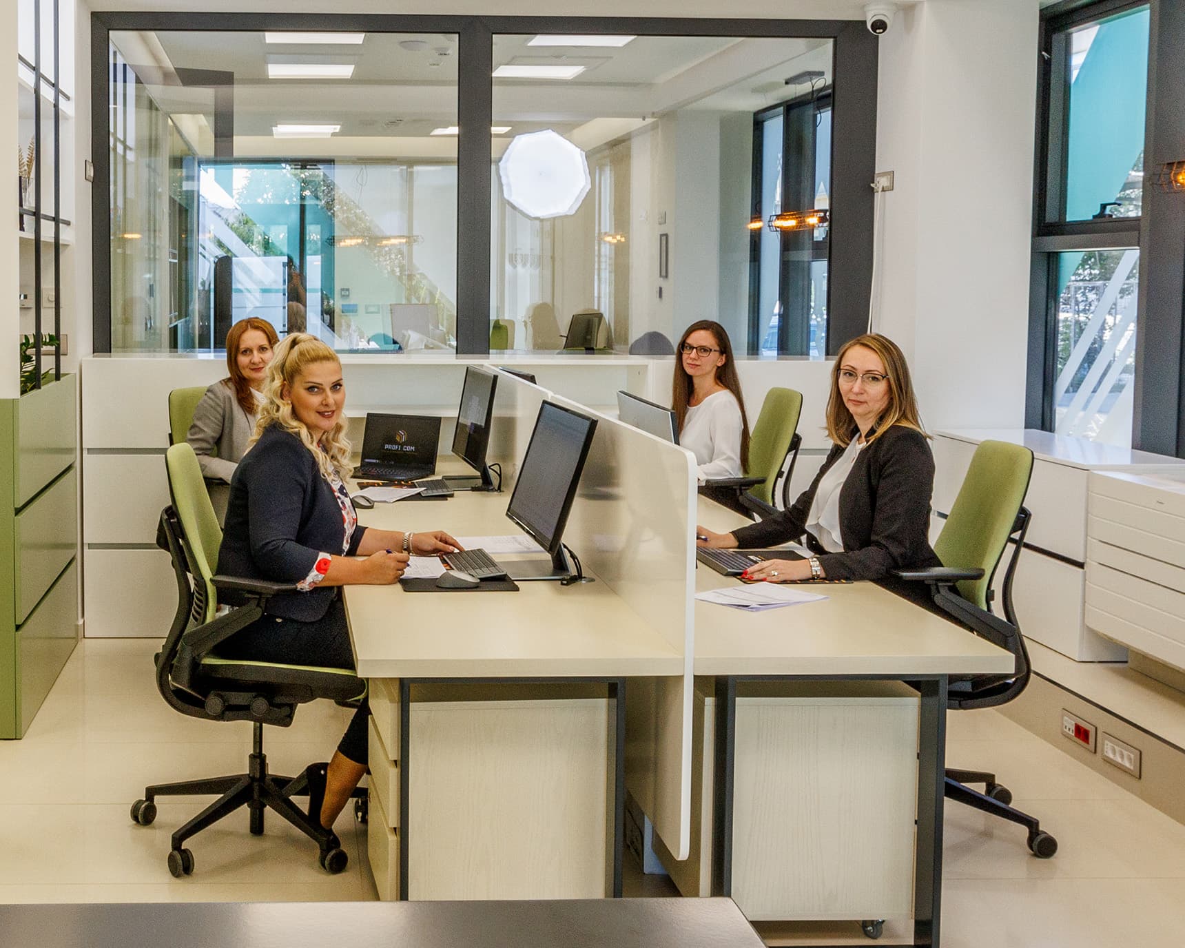 Zaposleni agencije PROFI COM u svojoj kancelariji