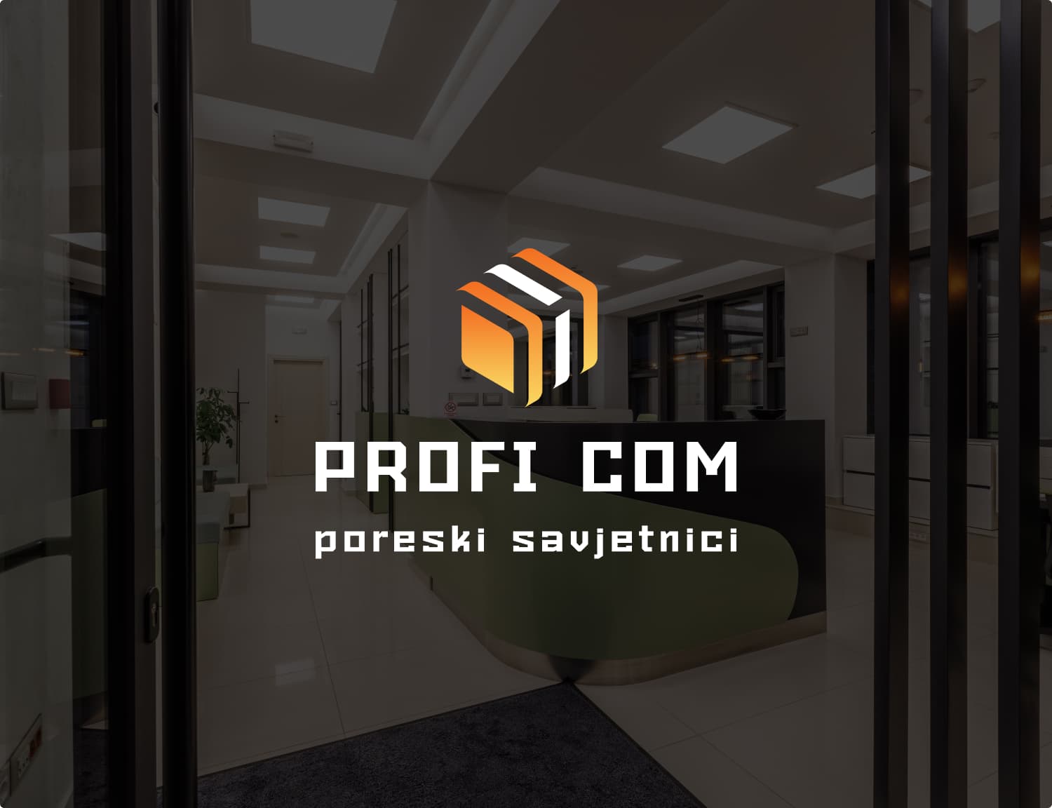 Prijatna atmosfera u kancelariji agencije u kojoj tim radi zajedno.